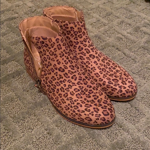 Size 5 Women’s Fun Cheetah Booties! - Picture 1 of 6
